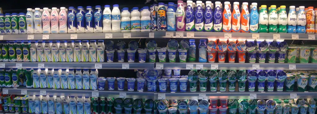 Les différents types de yaourt 1 étalage de yaourts en supermarché