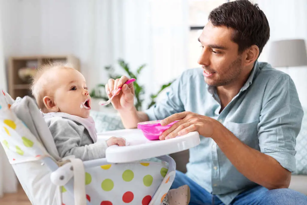 bébé mangeant un yaourt