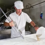 fromager préparant le lait