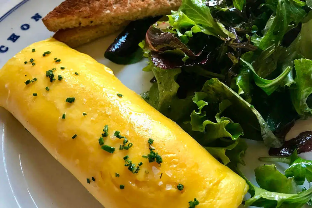 Une omelette pour éviter de jeter ses yaourts périmés 1 omelette avec yaourt